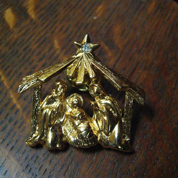 Nativity Scene Vintage Lapel Pin Brooch - Picture 1 of 4
